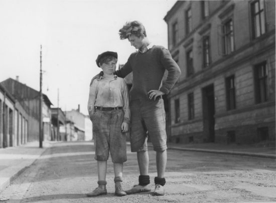 svart-hvitt bilde av to gutter