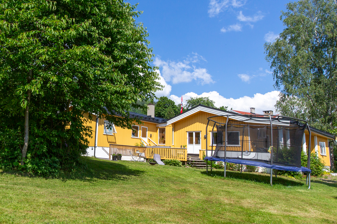 bildet viser et gult hus