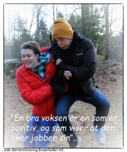 bilde viser to unge gutter lekeslåss
