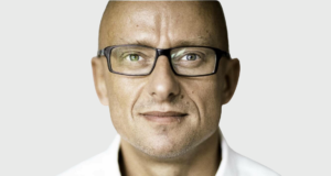 portett av mann med briller