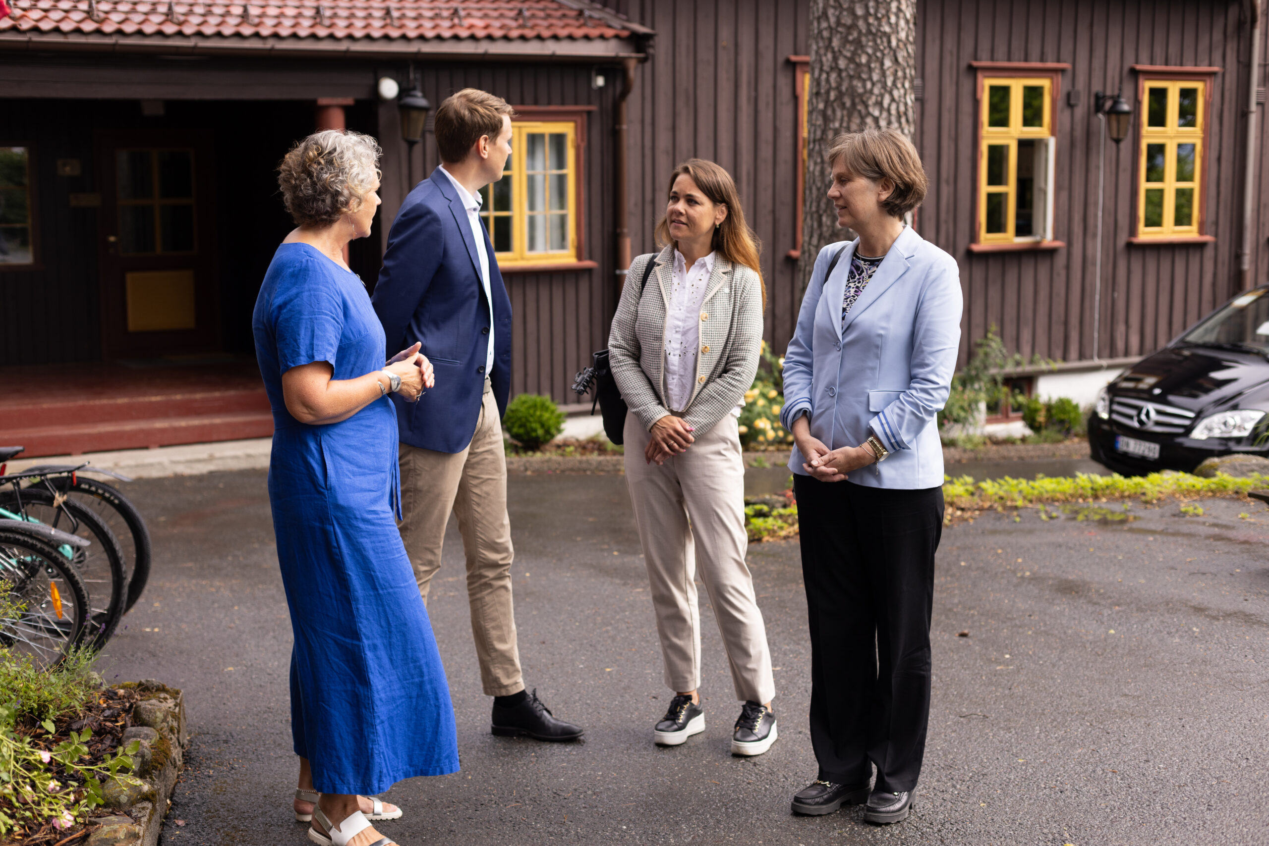 bildet viser noen mennesker på uteplassen på Brusetkollen